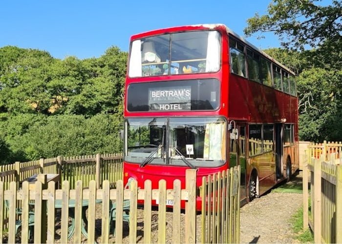 Θεματικά ξενοδοχεία: Διώροφο κόκκινο λεωφορείο Λονδίνου στο Ντονβερ, Ηνωμένο Βασίλειο
