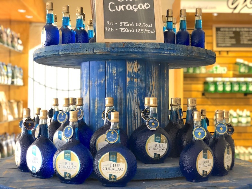 Blue Curacao: Το λικέρ που στην Ελλάδα είναι γνωστό ως μπλου κουρακάο αλλά κανονικά ονομάζεται μπλου κουρασάο