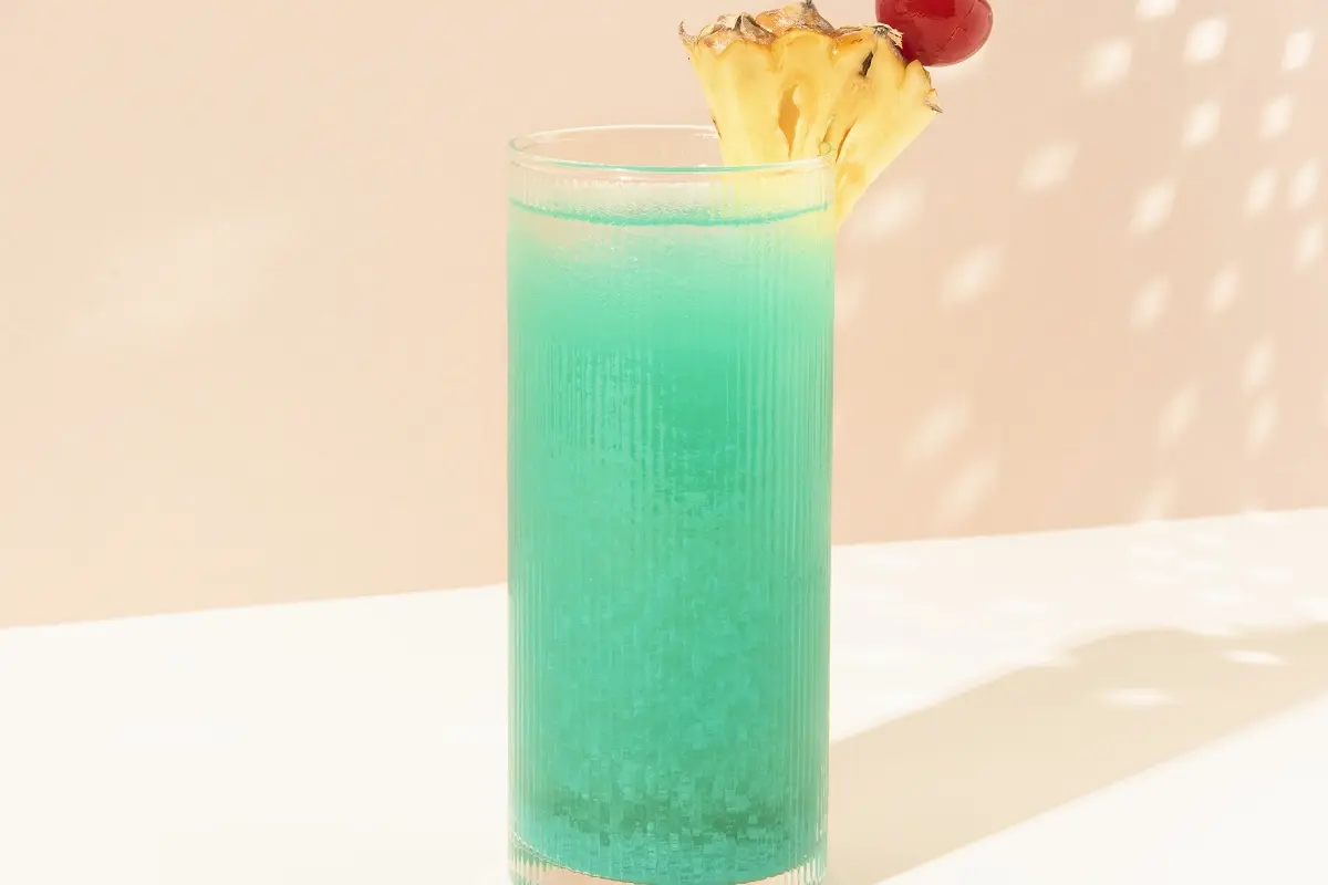 Blue Hawaii cocktail: Κοκτέιλ με μπλου κουρασάο 