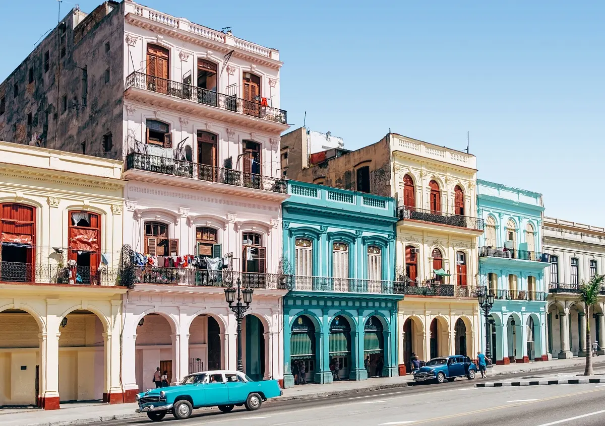 Ιστορικά κτίρια και αμάξια αντίκες στην Κούβα