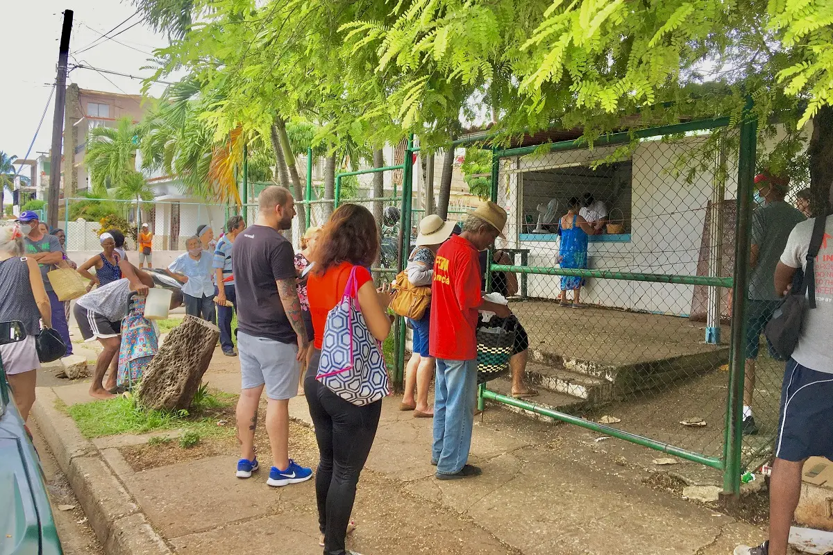 Κουβανοί πόλιτες περιμένουν στην σειρά για ένα ψωμί πριν τον τυφώνα Ίαν