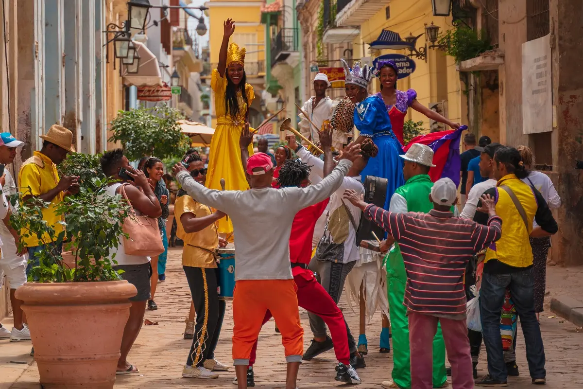 Κουβανοί χορεύουν στους δρόμους της Κούβας