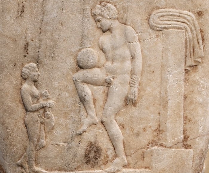 Αρχαίος Έλληνας κοντρολάρει την μπάλα με τον μηρό: Ποιος ανακάλυψε το ποδόσφαιρο