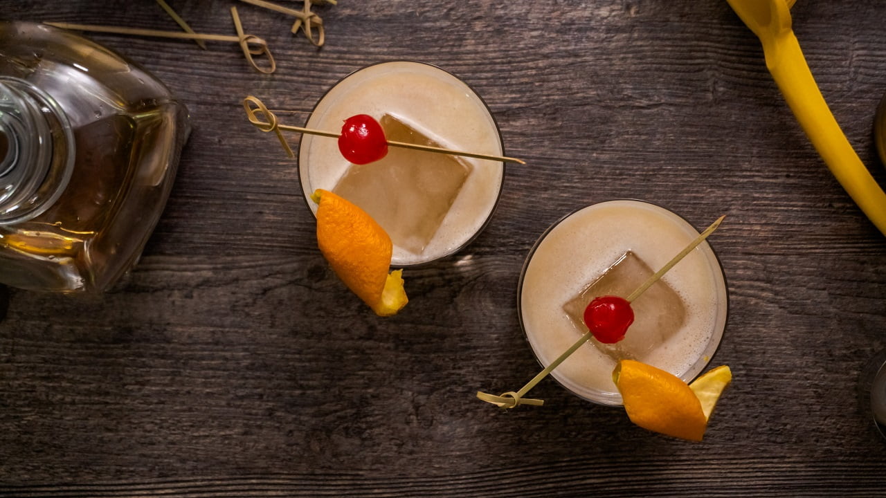 Whisky sour cocktail: Dry shake