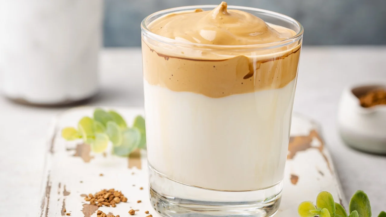 dalgona coffee: Κορεάτικος καφές που μοιάζει με τον φραπέ και έγινε viral στην καραντίνα